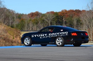ford-mustang-stunt-driving-03
