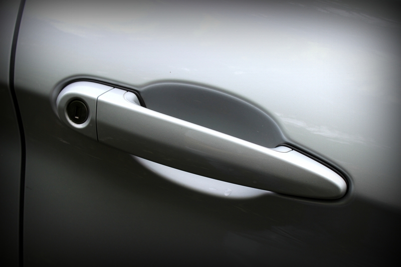 Pull type door handles miss out on a request sensor. Shocking!