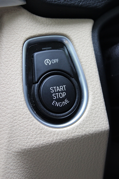 The start-stop button. Eco Pro mode auto start-stop button on top, can be turned off.