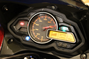 Digital + analogue instrument cluster, a tachometer would have been welcomed