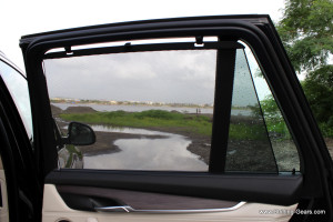 Pull-out sun shade for the rear passengers