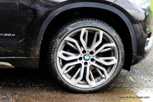 The test car was equipped with 21" optional alloy wheels. The stock units are 18" double-spoke style 446 alloys shod with 255/55 R18 tyres
