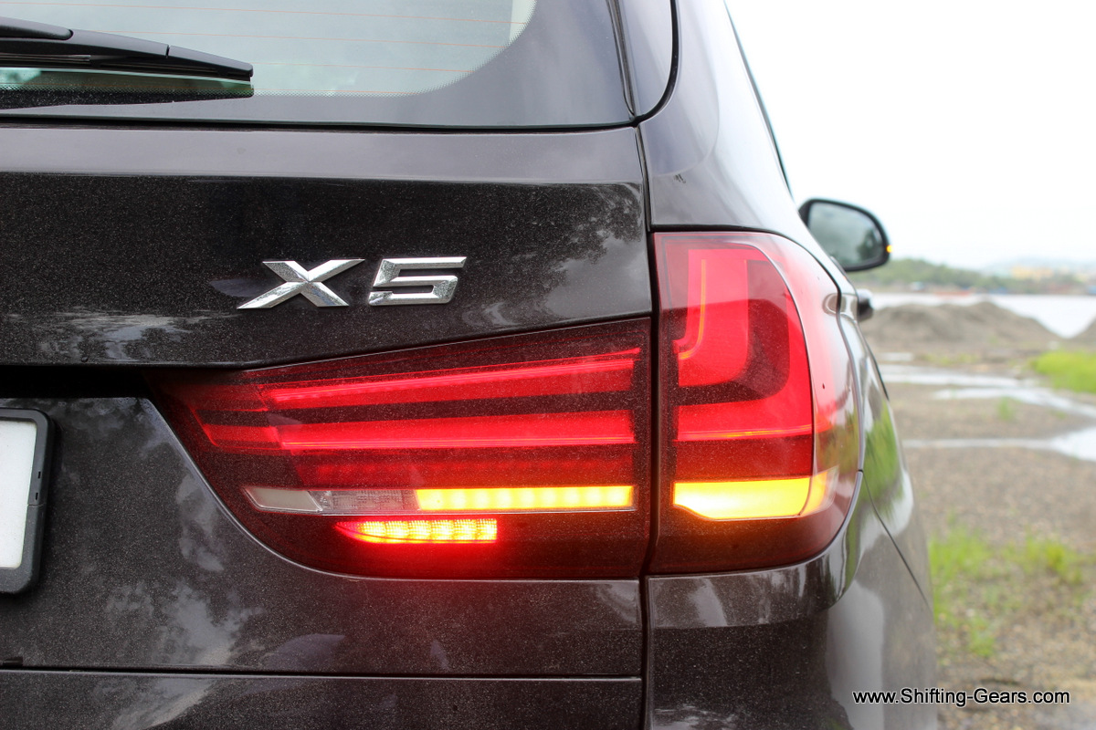 LED tail lamps with homogenous light strips