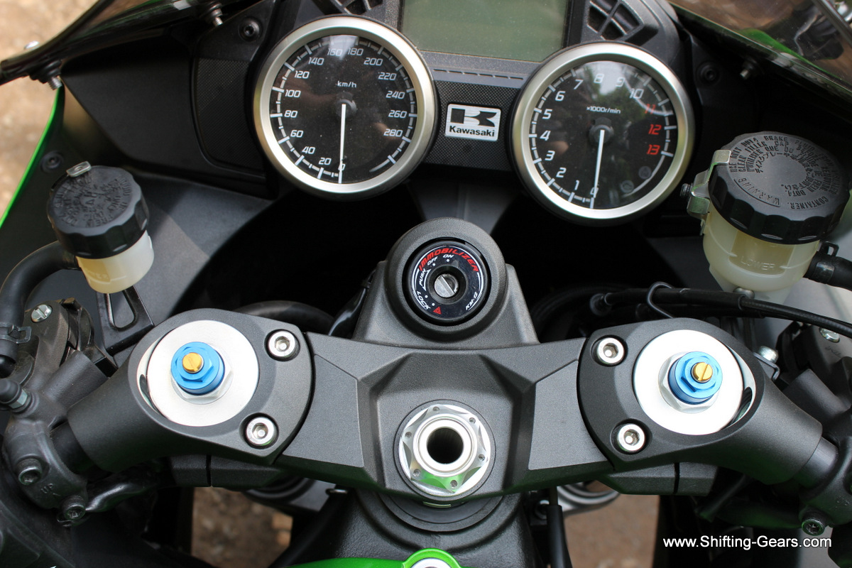 No electronic damper on the handlebar, as seen on the Ninja ZX-10R