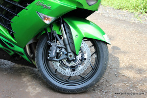 Dual semi-floating 310mm petal discs. Caliper is a dual radial-mount, opposed 4-piston, with 4-pads.