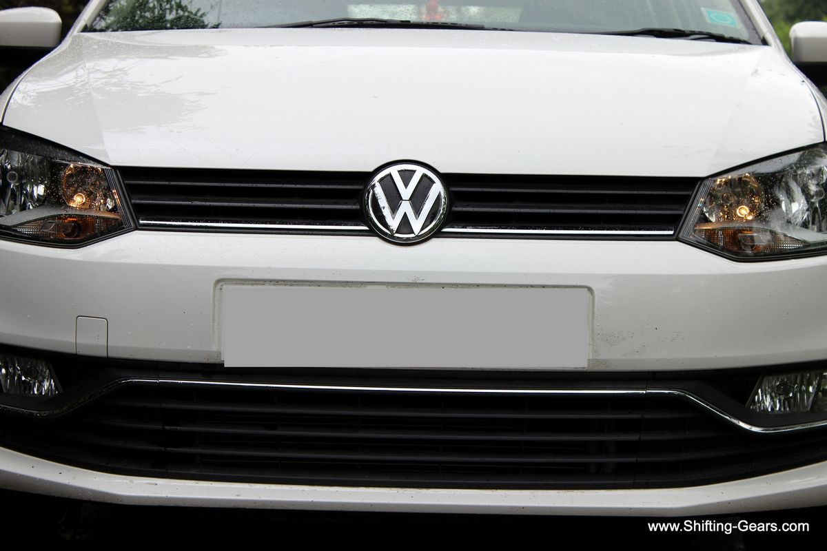 Front grille and the bumper air dam has horizontal slats with chrome inserts, looks neat