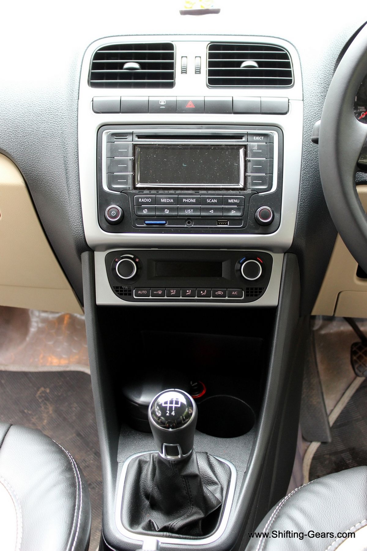 Close look at the centre console with silver accents. We actually love the classy black on the pre-facelift than this.