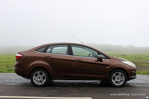 Side profile is identical to the pre-facelift model, except for the alloy wheels
