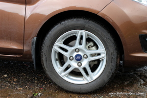 15", 5 bi-spoke alloy wheels in silver shade are ordinary to look at