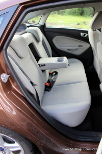 A centre armrest with cup holder for the rear passengers