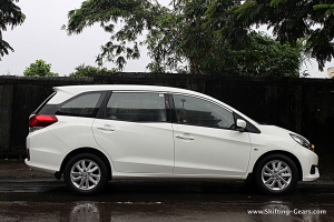 Side profile is typical of MPVs, a sloping front end and a tall rear end