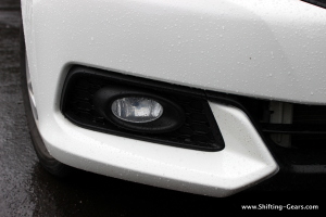 Oval shaped front fog lamp and sporty skirt like section on the front bumper