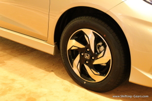 15" 5-blade like, dual-tone alloy wheels